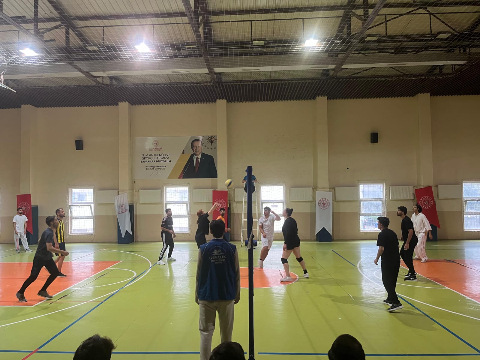 Siverek Uygulamalı Bilimler Fakültesi öğrencilerinin katılımıyla düzenlenen voleybol turnuvası